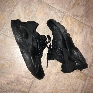 Nike Huarache shoes in black